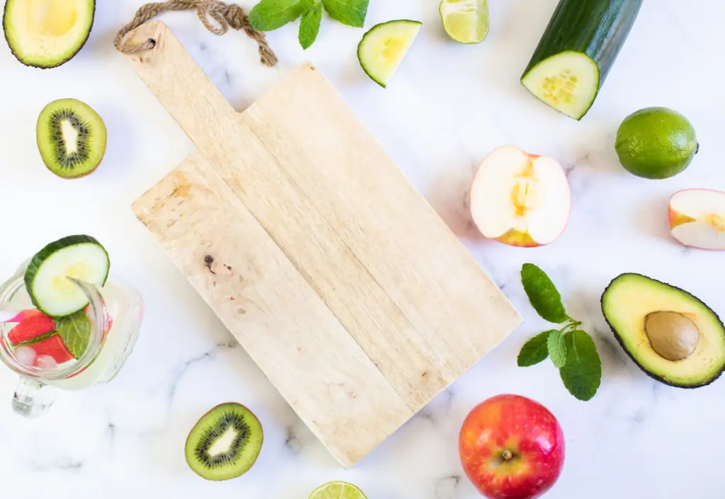 Légumes et fruits bien frais près d’une planche de bois