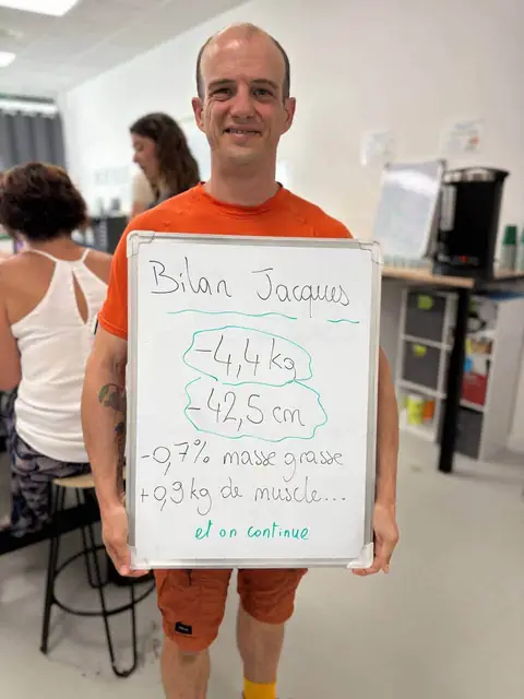 Posant devant une ardoise blanche, un membre exhibe son bilan écrit, au sein du club
