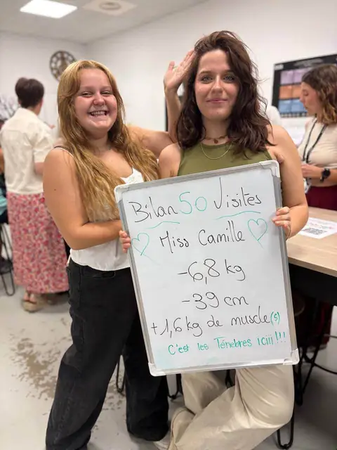 Entre ses mains, une membre tient l’ardoise de son bilan, sur place au club du Mans