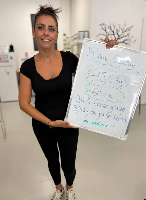 Posant devant une ardoise blanche, une membre exhibe son bilan écrit, au sein du club