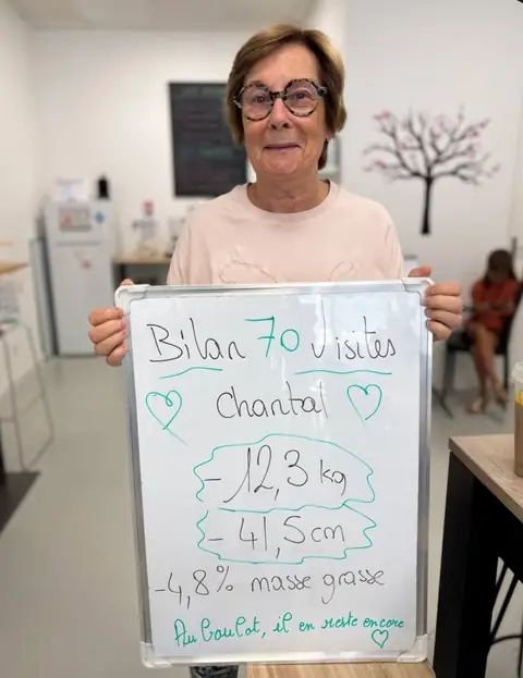 Posant devant une ardoise blanche, une membre exhibe son bilan écrit, au sein du club