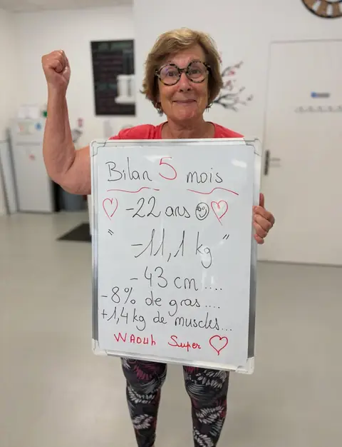 Souriante, une membre désigne les chiffres de son bilan, inscrits sur l’ardoise